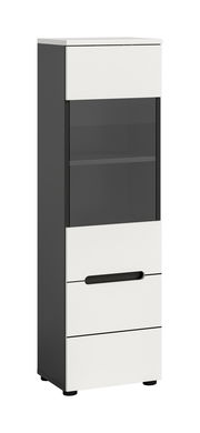 Schmaler, moderner Hochschrank in Anthrazit mit weißen Fronten, mittigem Glas-/Vitrinenbereich und Griffmulde, freistehend auf Füßen, Ansicht schräg von vorne links.