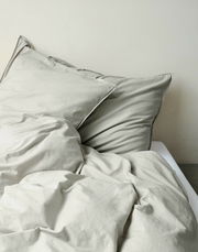Graue Bettwäsche 155x220cm auf einem Bett, seitliche Perspektive