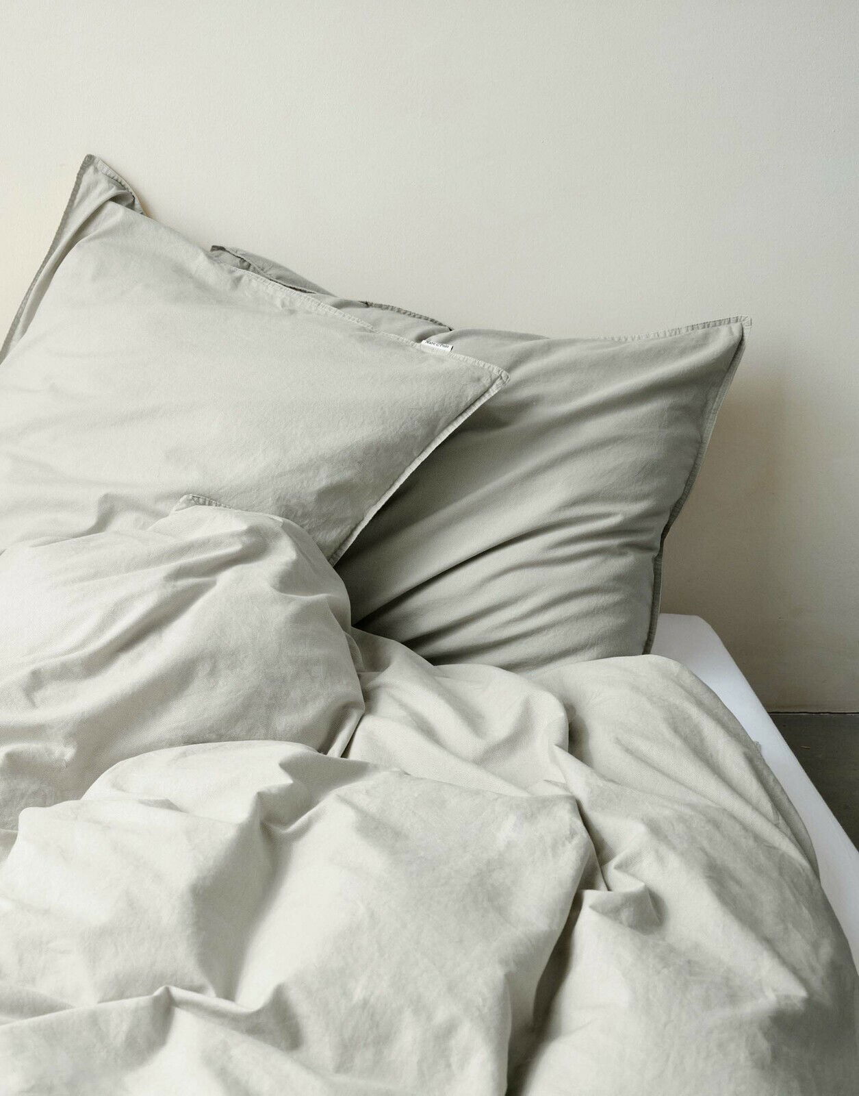 Graue Bettwäsche 155x220cm auf einem Bett, seitliche Perspektive