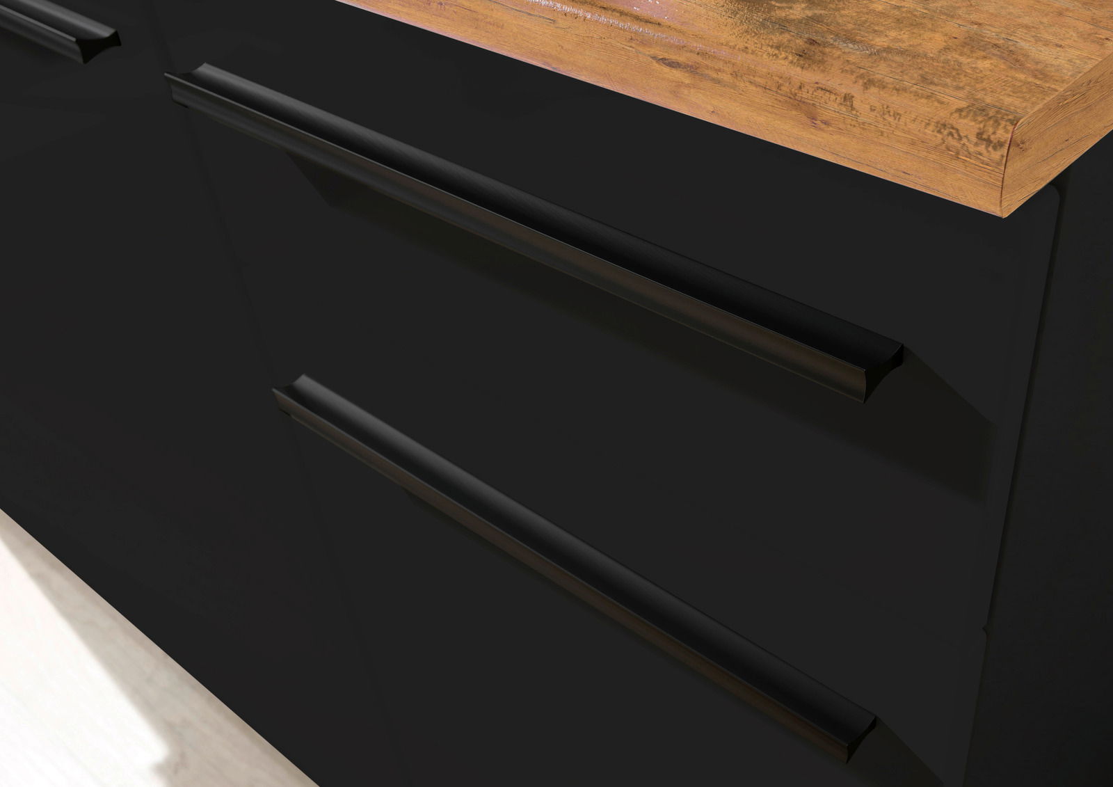 Nahaufnahme einer modernen schwarzen Küchenschublade mit Holzarbeitsplatte, seitliche Perspektive