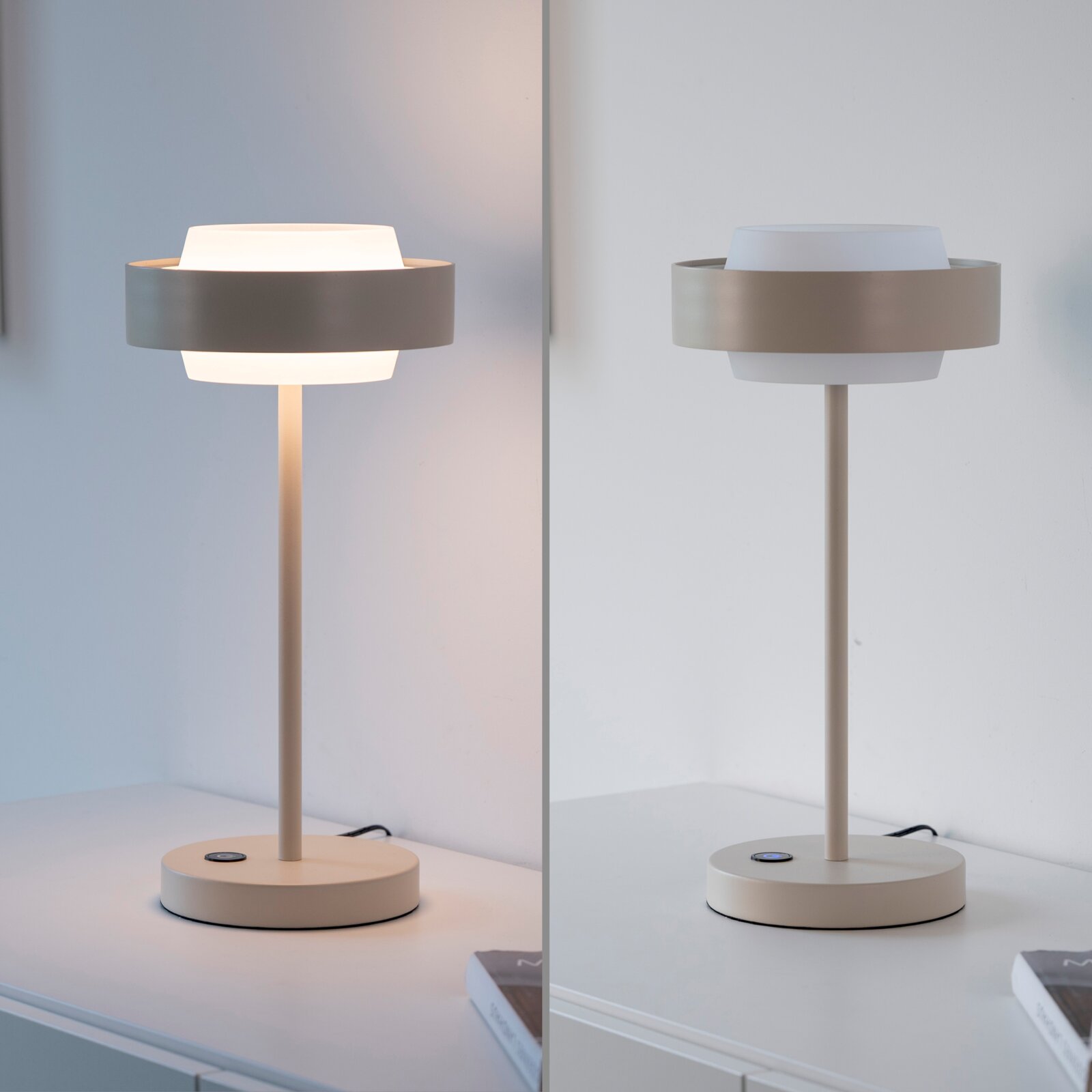 Moderne LED-Tischleuchte in Beige mit rundem Standfuß und zylindrischem Schirmring, einmal eingeschaltet und einmal ausgeschaltet, frontal in leichter Seitenperspektive auf einem weißen Sideboard