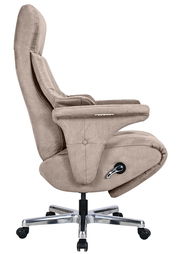 Seitenansicht eines beigen Chefsessels mit verstellbarer Rückenlehne und Armlehnen, auf einem stabilen Metallfuß mit Rollen.