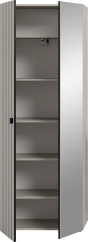 Hoher, moderner Hochschrank in Grau mit geöffneter Tür, mehreren Einlegeböden und geriffelter Front, leicht schräg von vorn rechts fotografiert