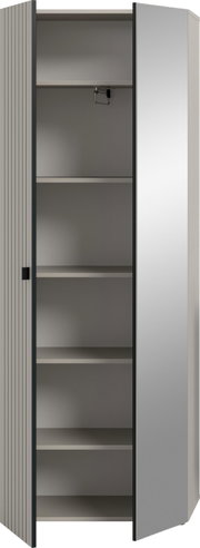 Hoher, moderner Hochschrank in Grau mit geöffneter Tür, mehreren Einlegeböden und geriffelter Front, leicht schräg von vorn rechts fotografiert