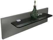 Nachtkonsolen Paneel mit Glasablage und dekorativer Karaffe, seitliche Perspektive