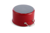 Roter Kochtopf von KitchenAid, Ansicht von unten mit sichtbarem Griff.