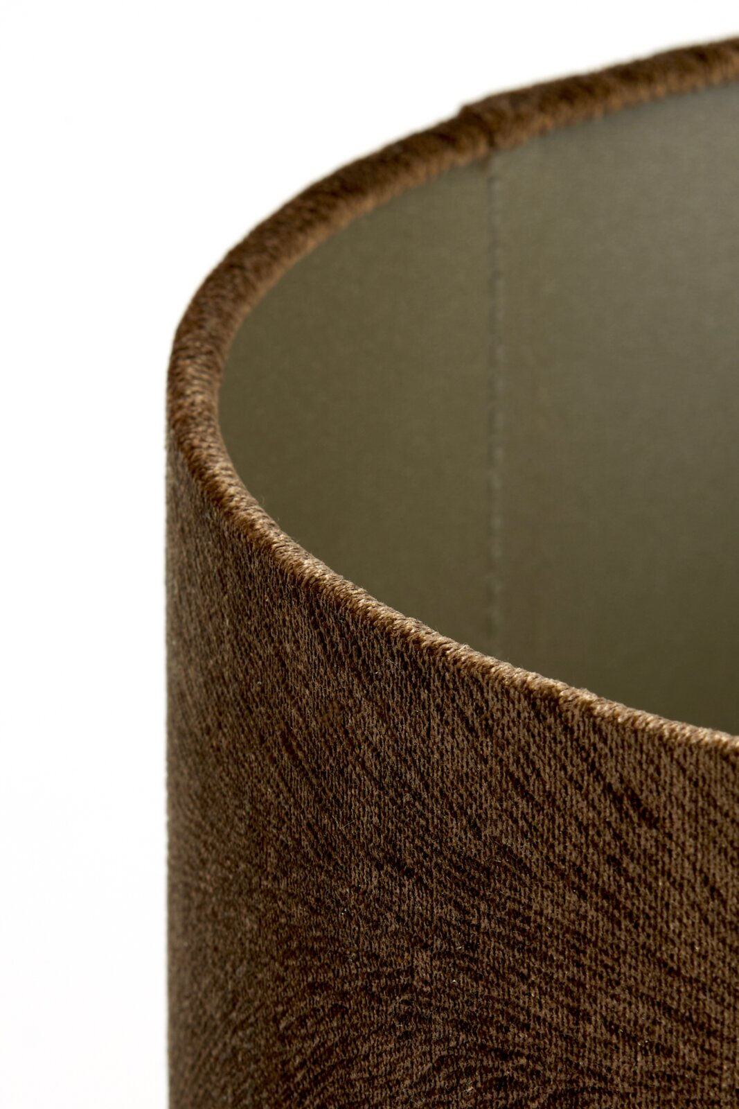 Close-up van een cilindervormige lampenkap met bruine textuur, zijaanzicht