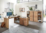 Moderne Büromöbel in einem hellen Raum, bestehend aus einem Eckschreibtisch und mehreren Aktenschränken aus Holz, mit Blick auf die Vorderseite.