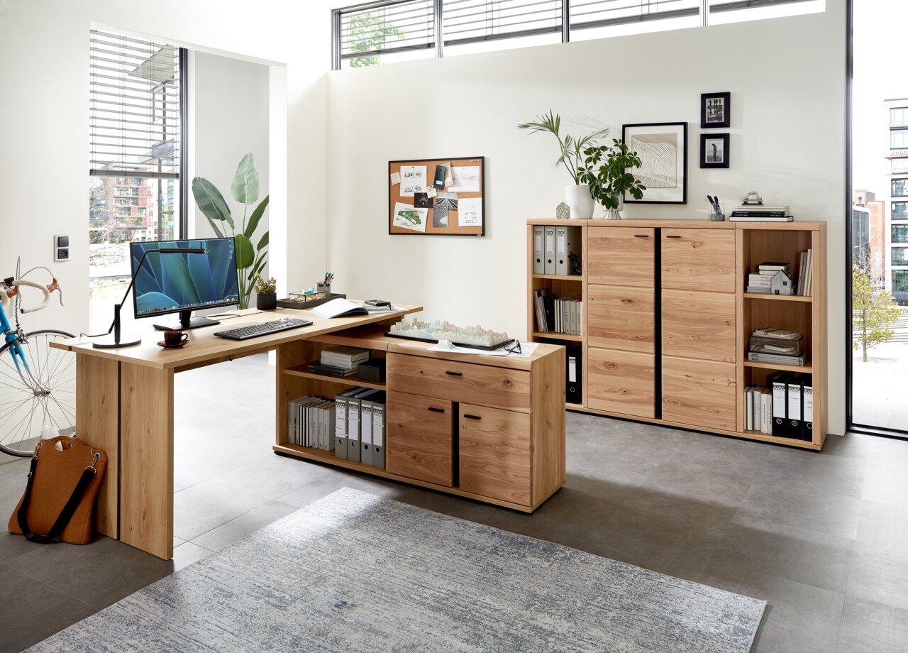 Linea Natura Unterstell-Aktenregal SONOS Moderne Büromöbel in einem hellen Raum, bestehend aus einem Eckschreibtisch und mehreren Aktenschränken aus Holz, mit Blick auf die Vorderseite.