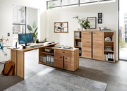 Moderne Büromöbel in einem hellen Raum, bestehend aus einem Eckschreibtisch und mehreren Aktenschränken aus Holz, mit Blick auf die Vorderseite.