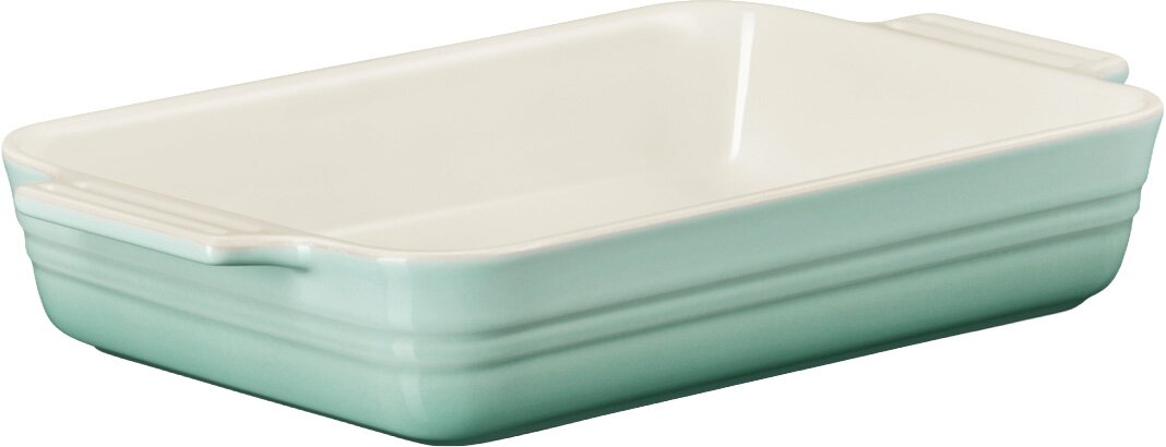 LE CREUSET Auflaufform rechteckig 25cm SAGE Rechteckige Keramik-Auflaufform in Mintgrün mit cremefarbener Innenfläche und seitlichen Griffen, schräg von vorne in leichter Seitenansicht fotografiert