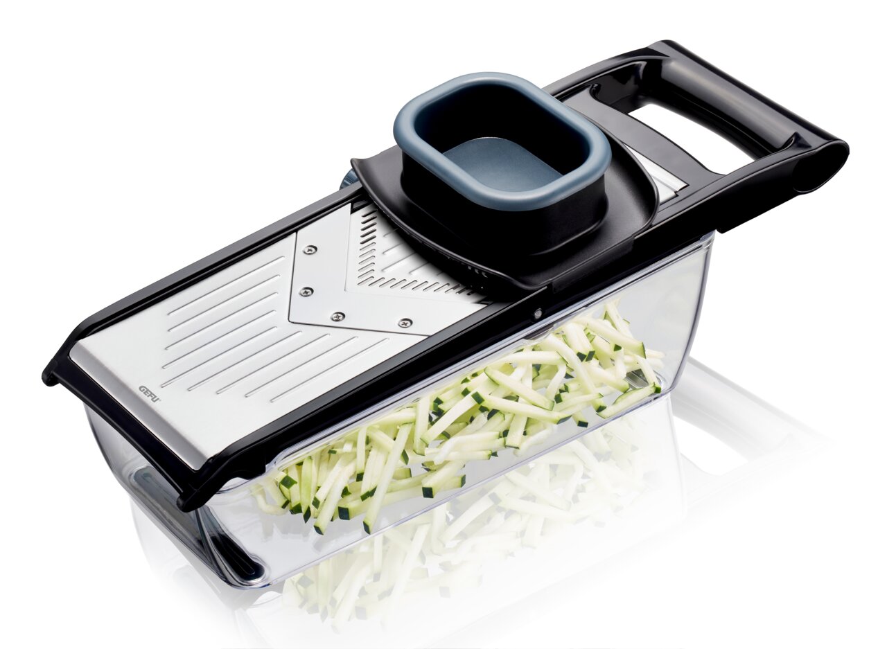 V-Hobel Julienne mit schwarzem Griff und transparentem Auffangbehälter, gefüllt mit geschnittenem Gemüse, aus seitlicher Perspektive.