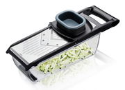 V-Hobel Julienne mit schwarzem Griff und transparentem Auffangbehälter, gefüllt mit geschnittenem Gemüse, aus seitlicher Perspektive.