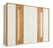 Sechs-türiger Drehtürenschrank mit Holz- und Weißakzenten, seitliche Perspektive