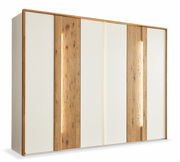 Sechs-türiger Drehtürenschrank mit Holz- und Weißakzenten, seitliche Perspektive