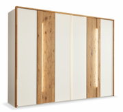 Sechs-türiger Drehtürenschrank mit Holz- und Weißakzenten, seitliche Perspektive