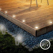Terrasse mit eingebauten LED-Bodeneinbauleuchten aus Edelstahl, seitliche Perspektive