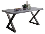 Moderner Esstisch mit X-förmigen Beinen aus dunklem Holz und einer glatten, grauen Tischplatte, seitliche Perspektive