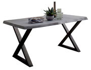 Moderner Esstisch mit X-förmigen Beinen aus dunklem Holz und einer glatten, grauen Tischplatte, seitliche Perspektive