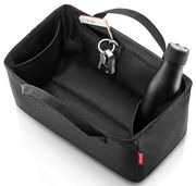 Schwarzer Organizer mit mehreren Fächern, einer Wasserflasche, einem Smartphone und einem Schlüsselbund, aus der Vogelperspektive.