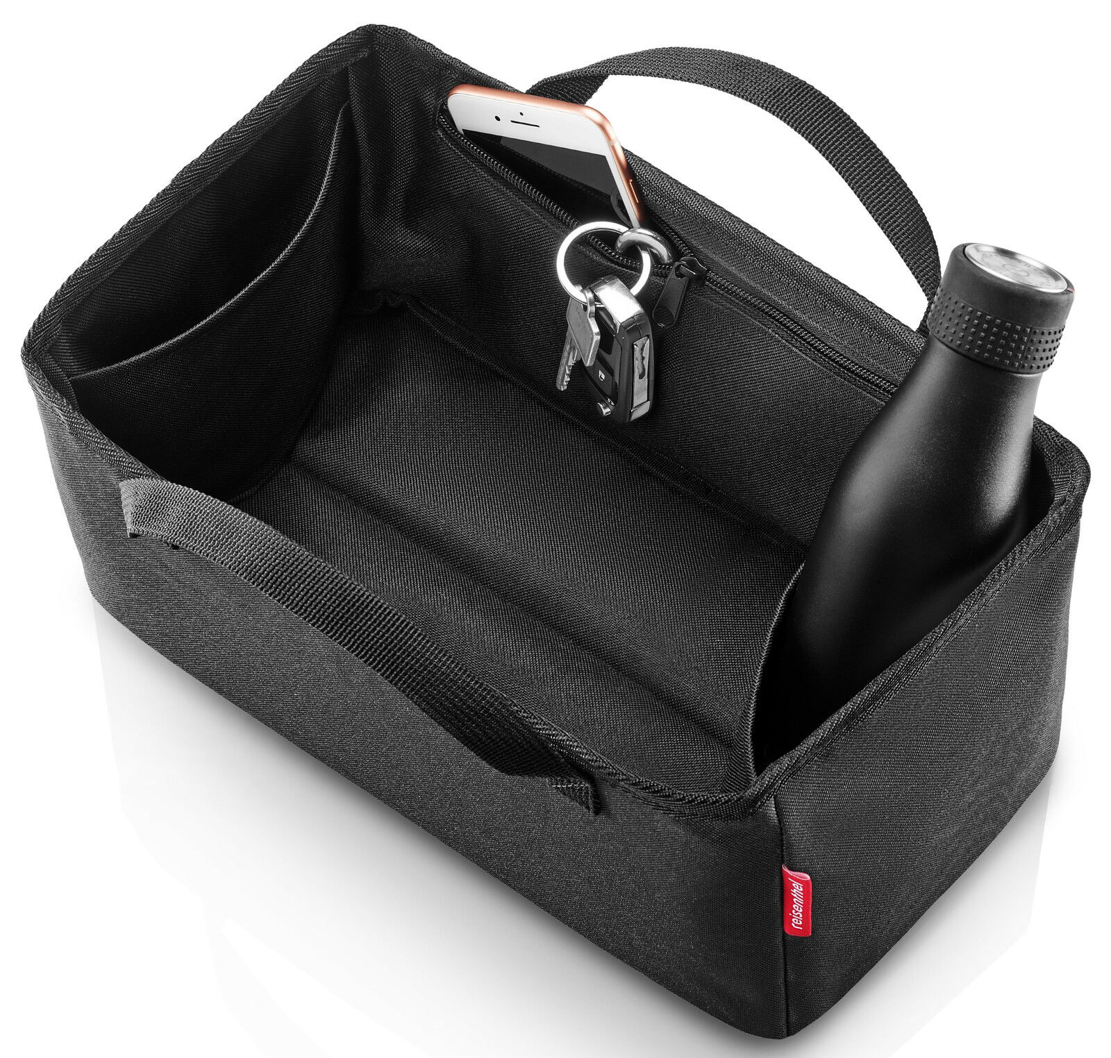 Schwarzer Organizer mit mehreren Fächern, einer Wasserflasche, einem Smartphone und einem Schlüsselbund, aus der Vogelperspektive.