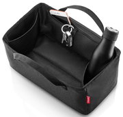 Schwarzer Organizer mit mehreren Fächern, einer Wasserflasche, einem Smartphone und einem Schlüsselbund, aus der Vogelperspektive.