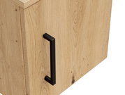 Nahaufnahme eines Holz-Aufsatzschranks mit schwarzem Griff, seitliche Perspektive
