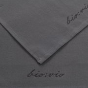 Graues Gästetuchset mit gesticktem Schriftzug 'bio:vio', aus der Vogelperspektive aufgenommen.