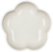 Obenansicht einer blumenförmigen Schüssel in der Farbe Meringue, 21 cm Durchmesser.