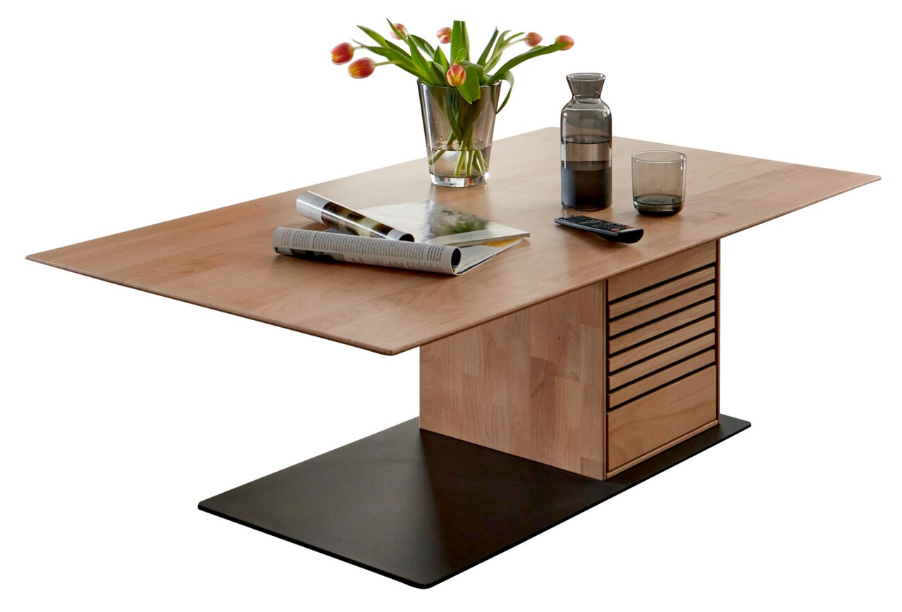 Moderner Couchtisch aus Holz mit rechteckiger Tischplatte, dekoriert mit einer Vase mit Tulpen, Zeitschriften und einem Glas, seitliche Perspektive.