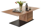 Moderner Couchtisch aus Holz mit rechteckiger Tischplatte, dekoriert mit einer Vase mit Tulpen, Zeitschriften und einem Glas, seitliche Perspektive.