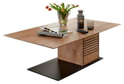 Moderne houten salontafel met rechthoekig tafelblad, versierd met een vaas met tulpen, tijdschriften en een glas, gezien vanuit de zijkant.