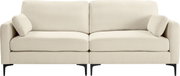 Beiges 2-Sitzer-Sofa mit zwei Sitz- und zwei Rückenkissen, inkl. zwei Armlehnenkissen und schwarzen Metallfüßen, freigestellt auf weißem Hintergrund, Frontansicht.