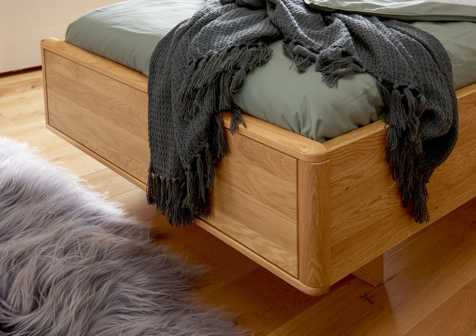 Venda Komfortbett ARONA Komfortbett aus Holz mit grüner Bettwäsche und grauer Decke, seitliche Perspektive