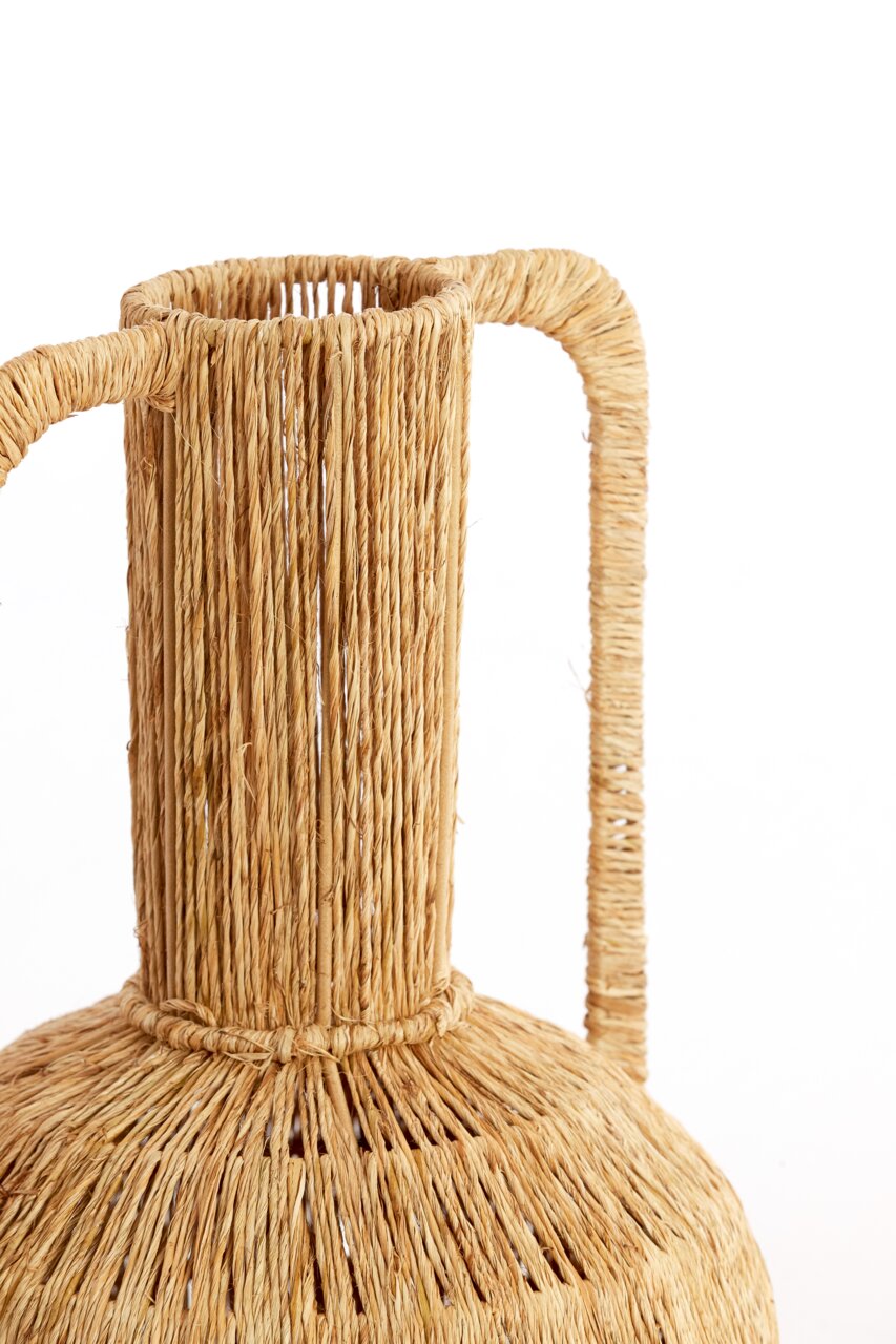 Nahaufnahme einer handgefertigten Vase aus geflochtenem Naturmaterial mit zwei Griffen, seitliche Perspektive