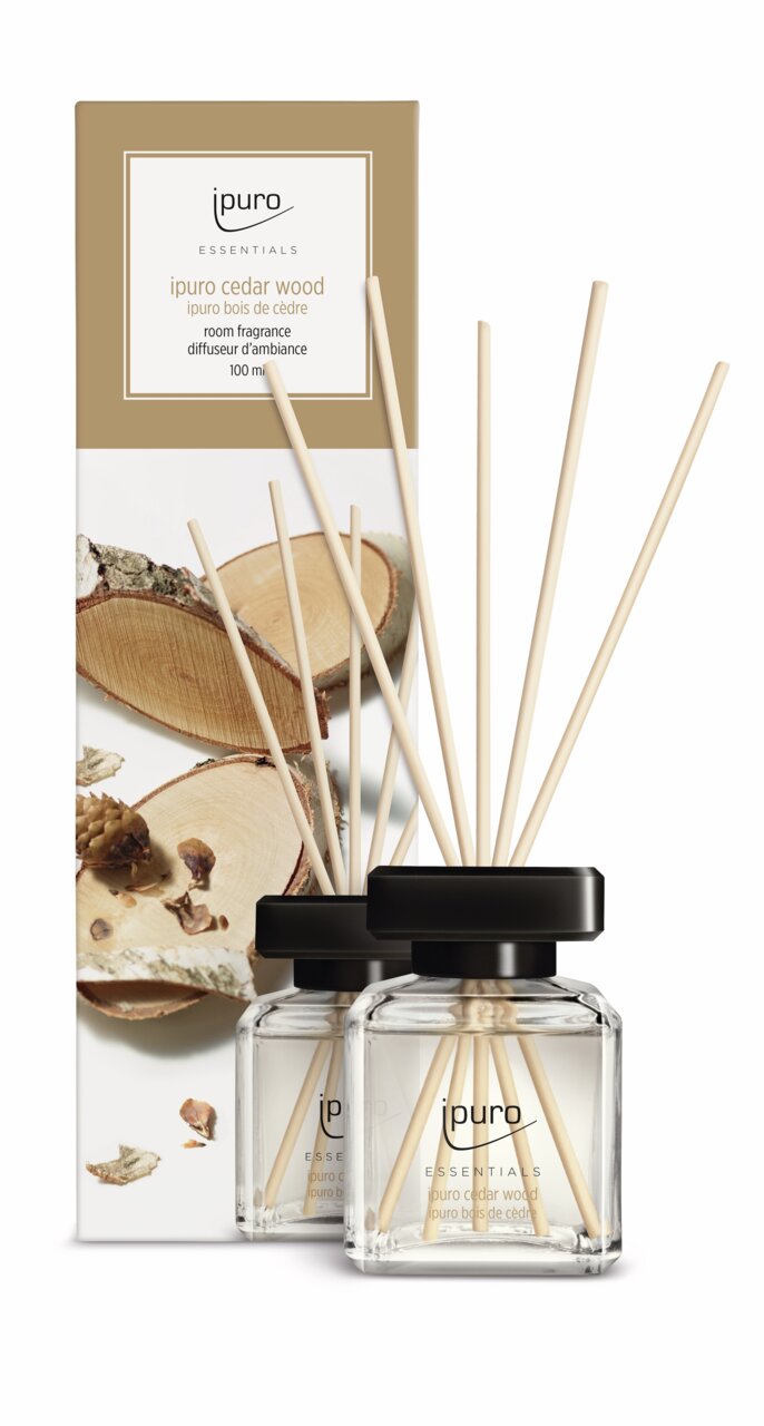 Cedar Wood kamerparfum met twee glazen flesjes en houten stokjes, vooraanzicht