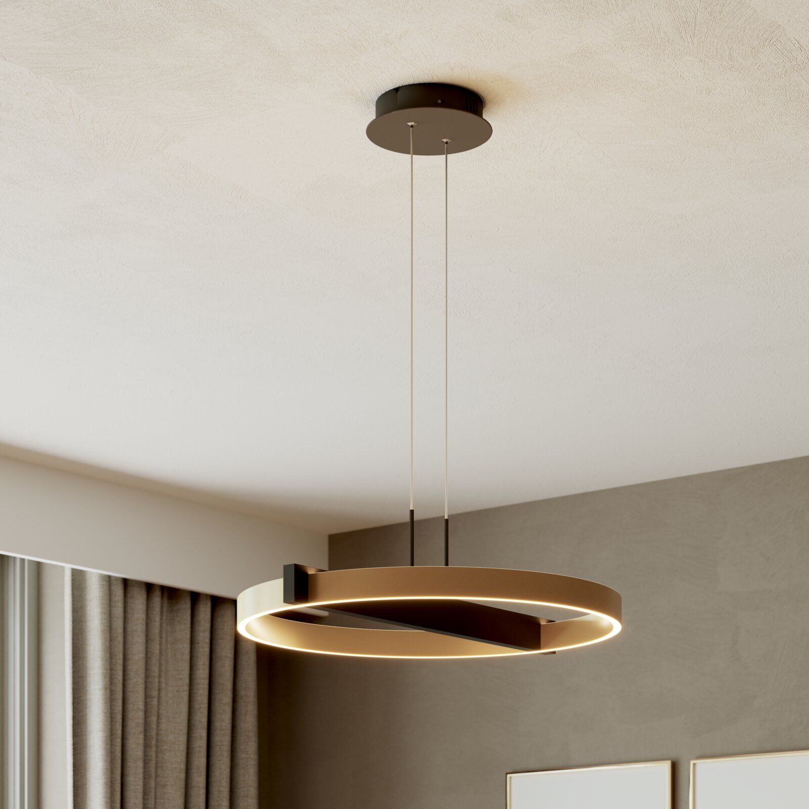 Moderne ringvormige LED-hanglamp in brons met warmwit licht, schuin van onderen bekeken in een stijlvol interieur