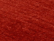 Nahaufnahme eines roten Wollteppichs mit flauschiger Textur.