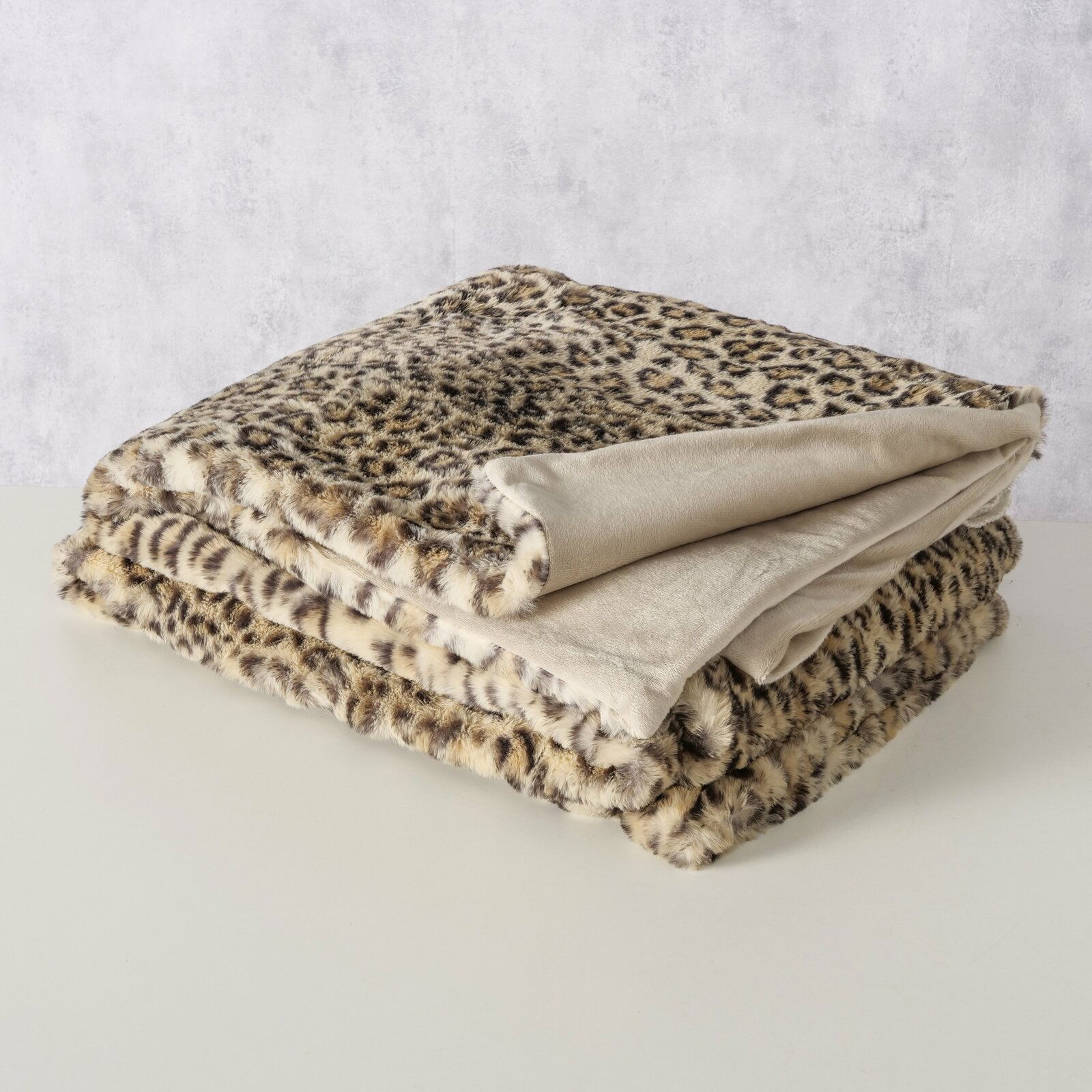 Boltze Decke Leony AFRIKA Gefaltete Decke mit Leopardenmuster, seitliche Perspektive