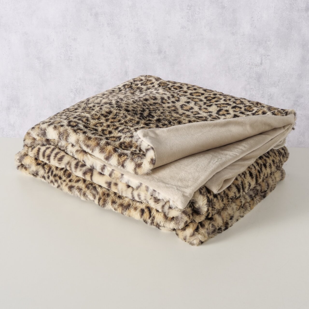 Gefaltete Decke mit Leopardenmuster, seitliche Perspektive