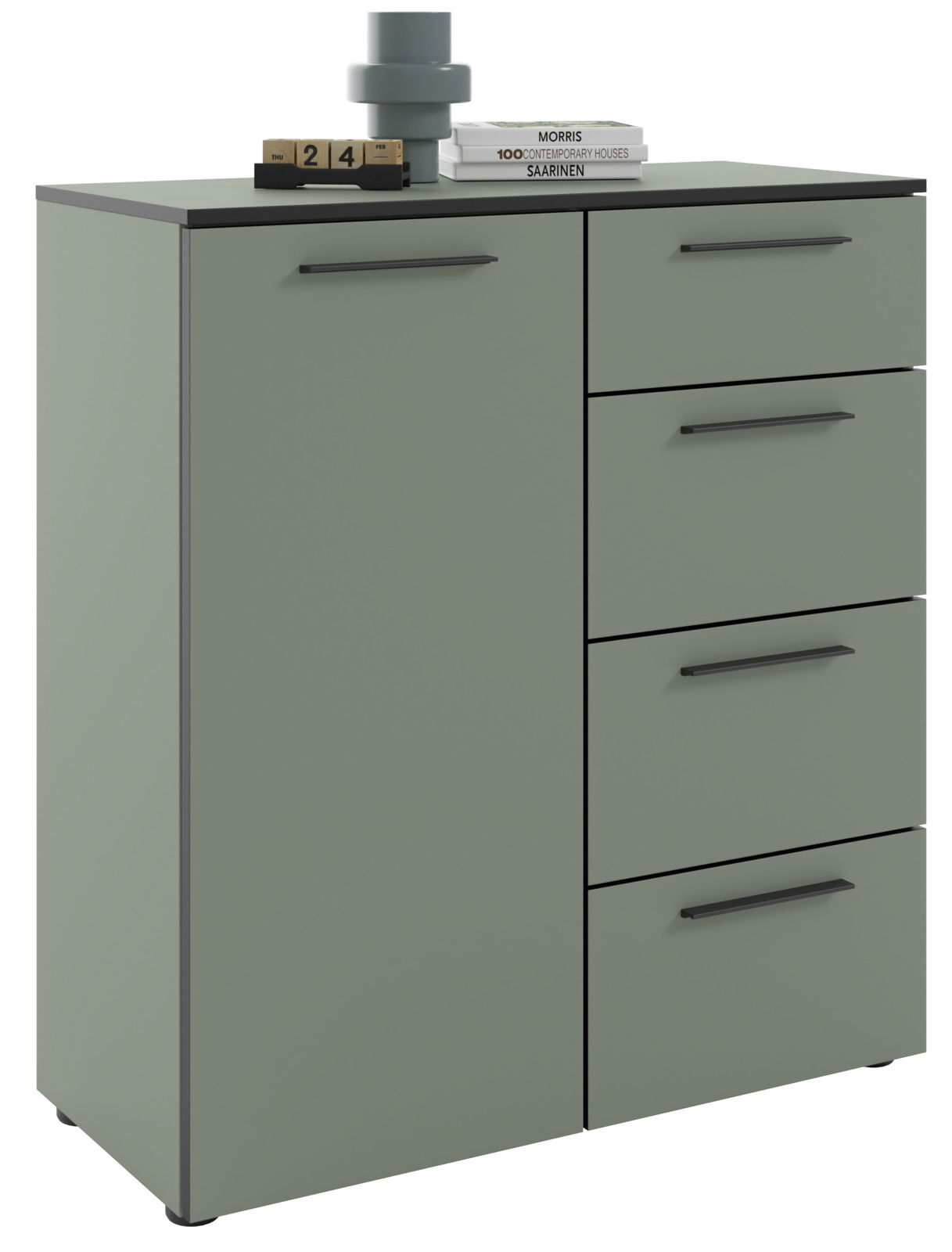 Graue Kommode mit vier Schubladen und einer Tür, darauf Dekoration und Bücher, Perspektive von vorne links