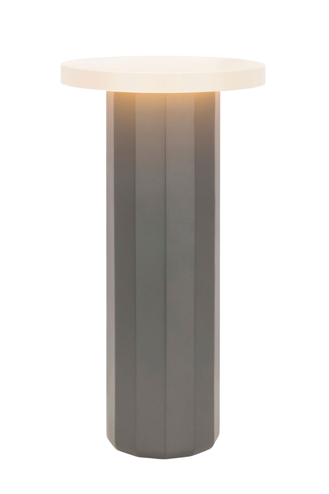 Moderne Akku-Tischleuchte mit zylindrischem, grauem Sockel und weißem, rundem Lampenschirm, frontal betrachtet.