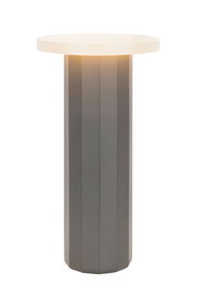 Moderne Akku-Tischleuchte mit zylindrischem, grauem Sockel und weißem, rundem Lampenschirm, frontal betrachtet.