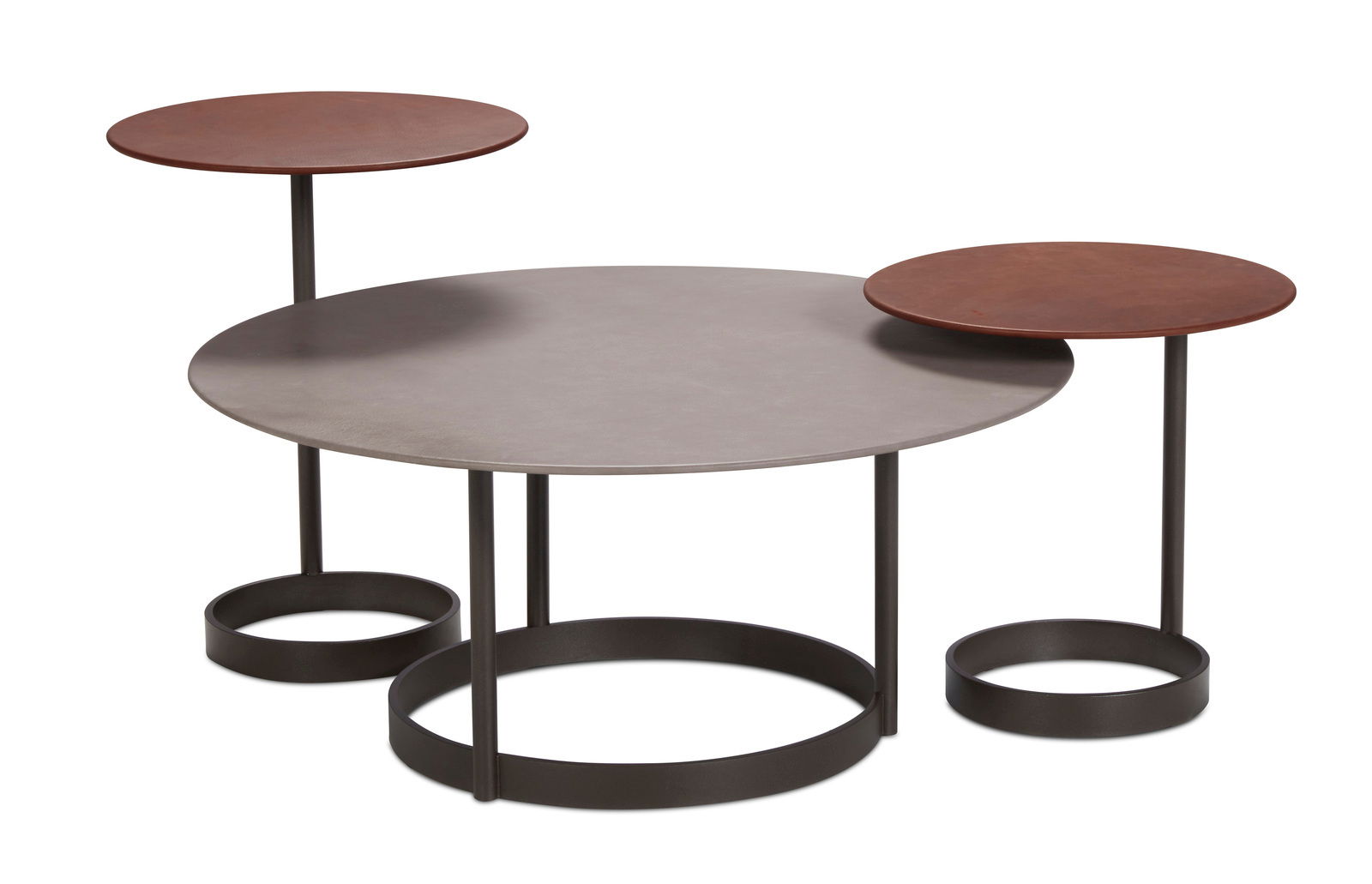 Drei runde Beistelltische in verschiedenen Höhen, mit Metallgestell und Holzplatten, aus seitlicher Perspektive fotografiert.