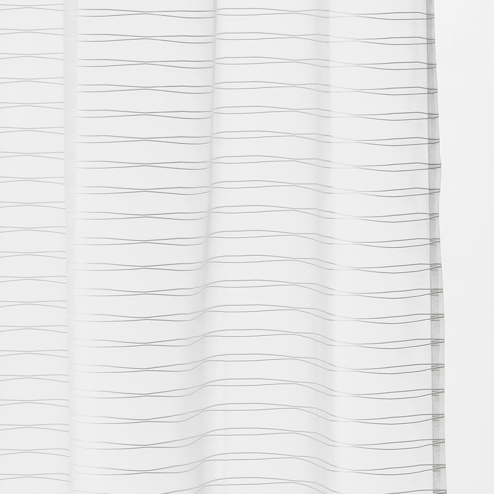 Weißer Dekoschal mit feinen horizontalen Linien, frontal betrachtet