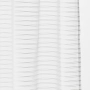 Weißer Dekoschal mit feinen horizontalen Linien, frontal betrachtet