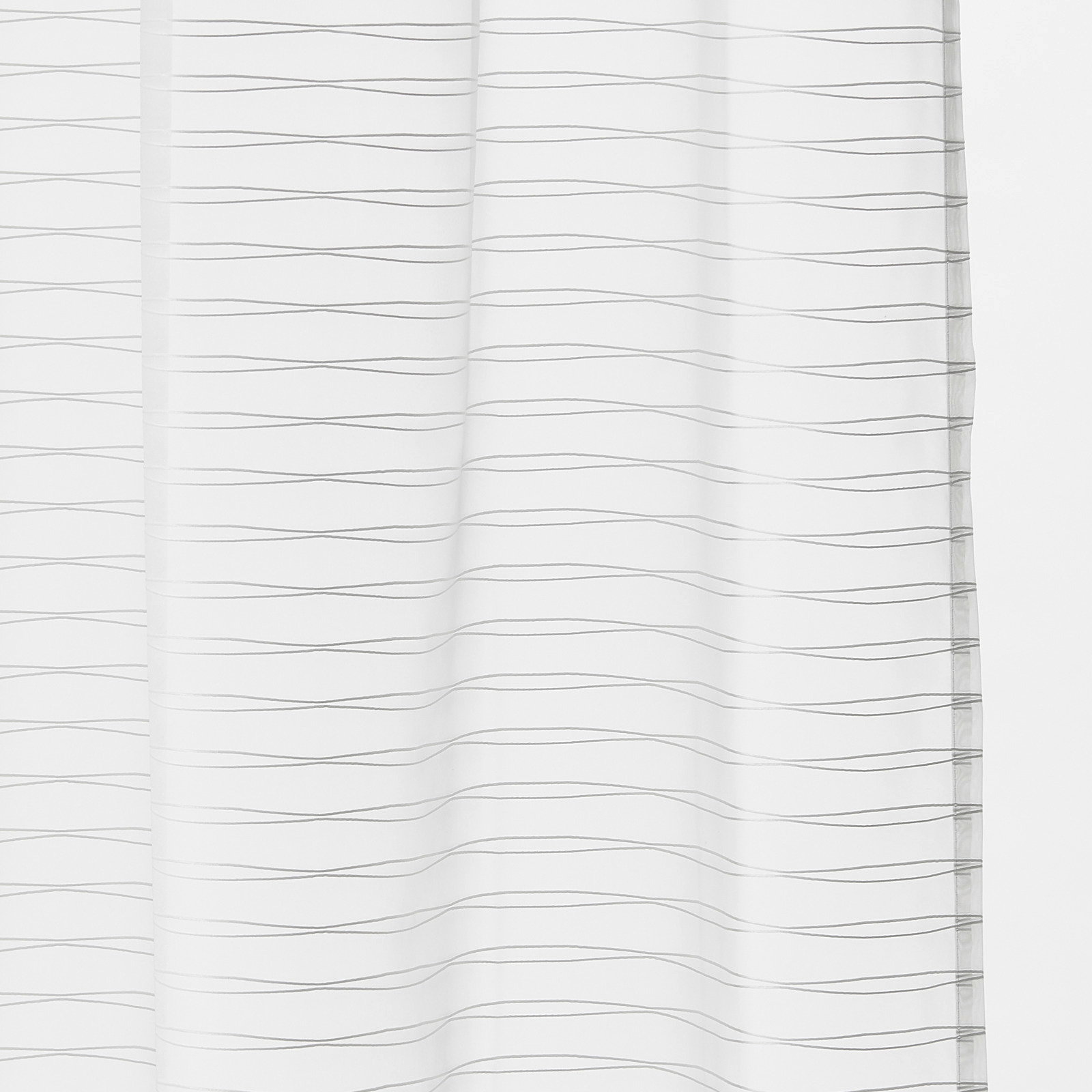 Weißer Dekoschal mit feinen horizontalen Linien, frontal betrachtet