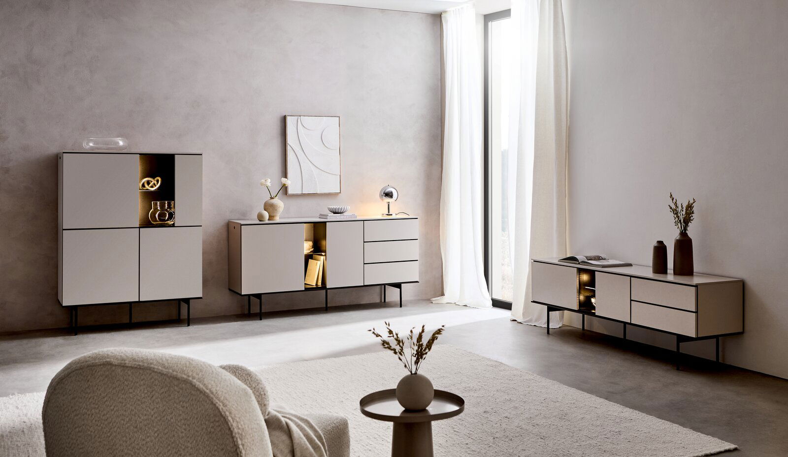 Moderne Wohnzimmermöbel in einem hellen Raum mit einem Sideboard, Highboard und TV-Lowboard in minimalistischer Perspektive.