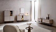 Moderne Wohnzimmermöbel in einem hellen Raum mit einem Sideboard, Highboard und TV-Lowboard in minimalistischer Perspektive.