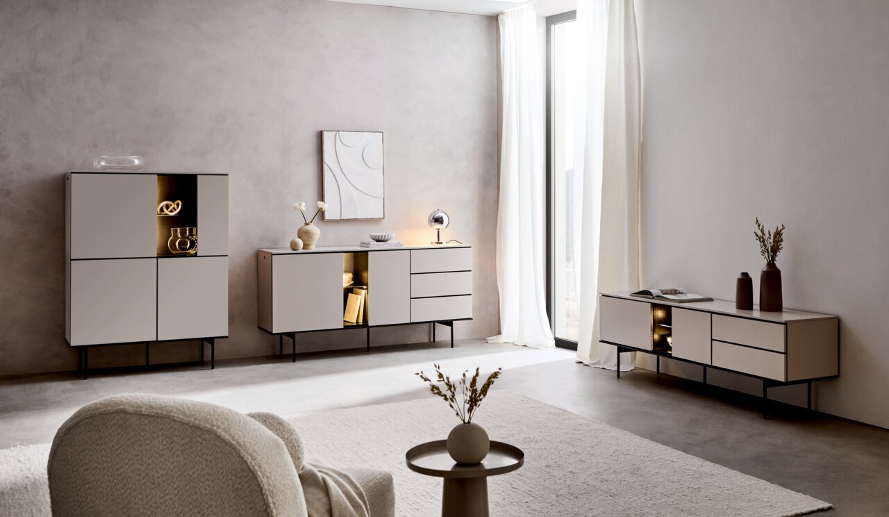 Voleo Hoog dressoir KASANO Moderne Wohnzimmermöbel in einem hellen Raum mit einem Sideboard, Highboard und TV-Lowboard in minimalistischer Perspektive.